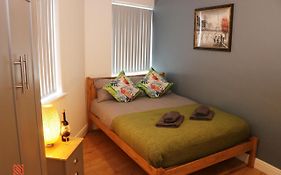 Modern Newgate Apartments - Kingsbury Underground, All Local Amenities On Your Doorstep